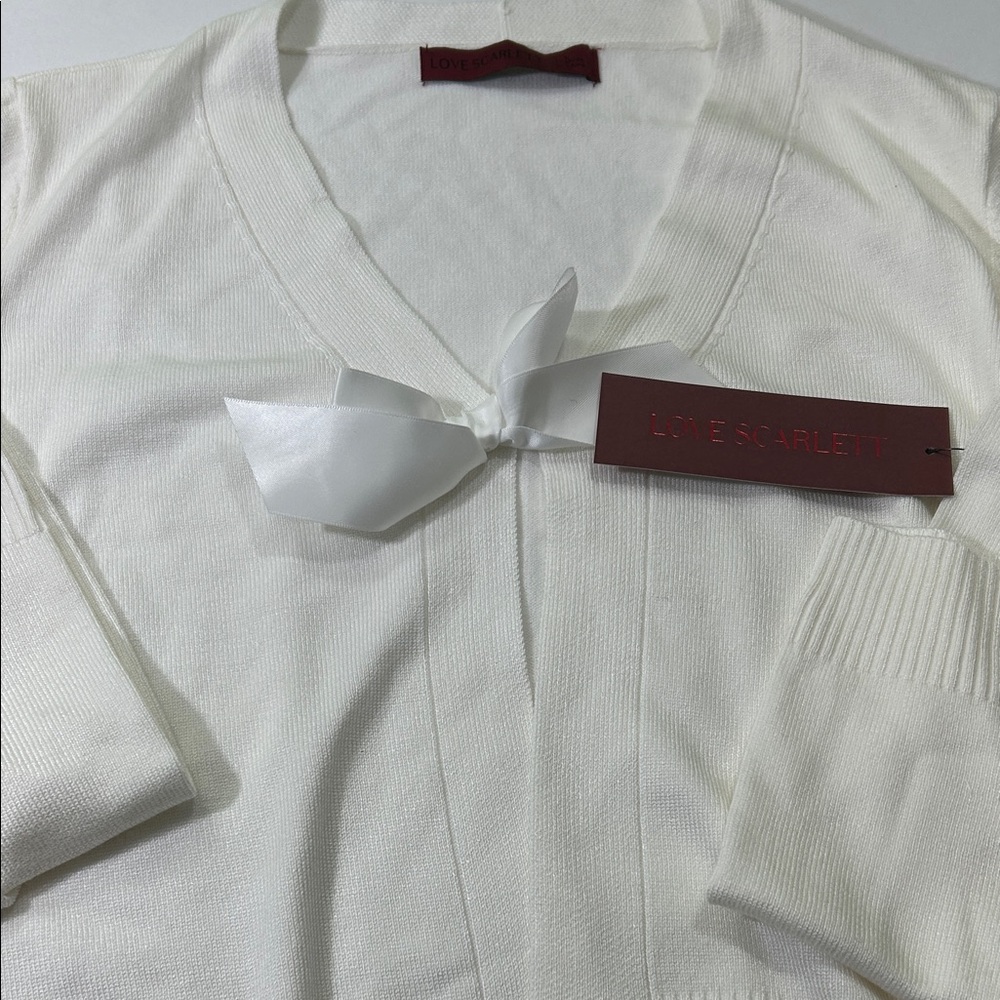 Elegant Women's V-Neck Sweater in Cream - Picture 11 of 16